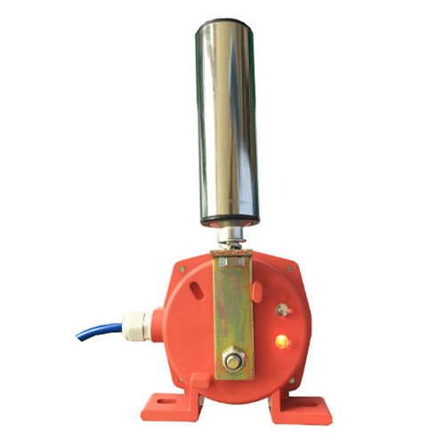 HFKPT1-20-35輸送機(jī)工業(yè)開關(guān)，輸送機(jī)在運(yùn)行中，當(dāng)皮帶跑偏且與開關(guān)立輥接觸時(shí)，立輥?zhàn)赞D(zhuǎn)，若跑偏量繼續(xù)加大，則擠壓立輥發(fā)生偏移。一級(jí)開關(guān)信號(hào)用于報(bào)警，如果將此信號(hào)與跑調(diào)整裝置相接，即可實(shí)現(xiàn)不停機(jī)狀態(tài)下的跑偏自動(dòng)調(diào)整。二級(jí)兩級(jí)跑偏開關(guān)信號(hào)用于停機(jī)，將此信號(hào)接至控制線路中，即可實(shí)現(xiàn)重度跑偏狀態(tài)下的自動(dòng)停機(jī)。當(dāng)故障排除后，膠帶離開立輥正常運(yùn)轉(zhuǎn)時(shí)，立輥可自動(dòng)復(fù)位。，
兩級(jí)跑偏開關(guān)安裝和調(diào)整
1.跑偏開關(guān)設(shè)在輸送帶兩側(cè)，立輥應(yīng)與輸送帶邊平面垂直，并使輸送帶兩邊位于立輥高度1/3處。
2.跑偏開關(guān)立輥與輸送帶正常位置的間距宜為50～100mm。
3.跑偏開關(guān)數(shù)量應(yīng)根據(jù)輸送機(jī)長度、類型及布置情況進(jìn)行確定。兩級(jí)跑偏開關(guān)一般應(yīng)在輸送機(jī)頭部、尾部、凸弧段、凹弧段和在輸送機(jī)中間位置進(jìn)行設(shè)置。（注：當(dāng)輸送機(jī)較長時(shí)，在輸送機(jī)中間位置可每隔30～35米設(shè)1對(duì)）
4.跑偏開關(guān)應(yīng)通過安裝支架與輸送機(jī)中間架連接，開關(guān)支架應(yīng)在輸送機(jī)安裝完成后與輸送機(jī)機(jī)架焊接，跑偏開關(guān)與跑偏開關(guān)支架用螺栓固定。，跑偏控制器