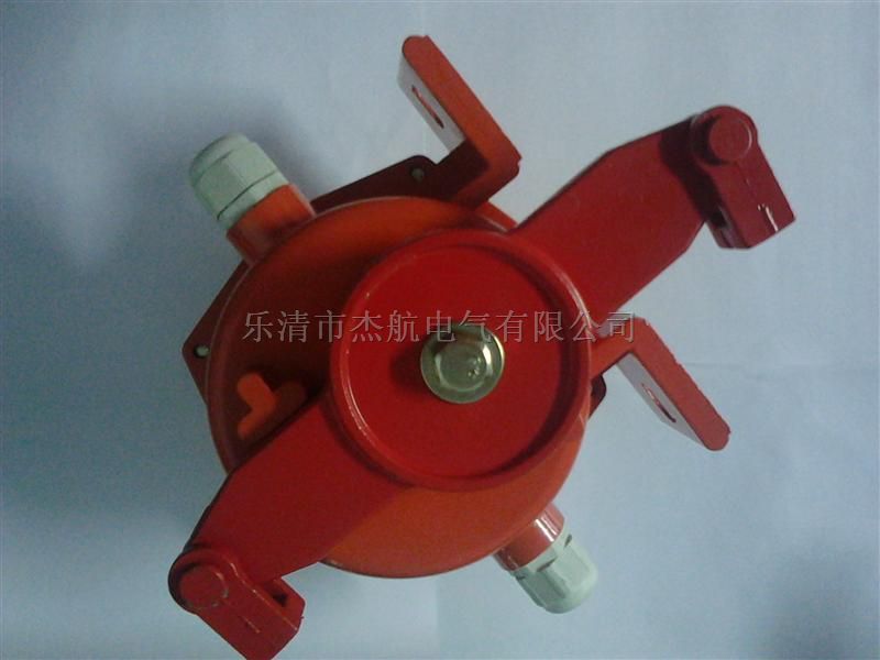 LXA-02GKH-T2-F，雙向拉繩開關，拉繩開關用于帶式輸送機發(fā)生事故時，能緊急停止輸送機的一種開關，當發(fā)生緊急事故或需要檢修而停機時，可于沿線任意位置拉動鋼絲繩，使輸送機停機。拉繩開關防護等級可達IP67,采用進口微動開關， “微動開關”達到100萬次，采用國際領先的國際結構避免了開關動作時傳動軸直接摩擦殼體或軸套，造成間隙增大，造成密封不嚴或卡死的情況，大幅延長拉繩開關使用壽命;傳動軸采不繡鋼材質(zhì)強度高，表面光滑;殼體表面精工烤漆，不易脫落無異味;操作桿精鑄成型，避免焊接，內(nèi)置銅質(zhì)襯套，整體光潔強度高等等。雙向拉繩開關具有壽命長、靈活實用、安全可靠、檢修方便等特點。當維修人員沒有撒離或存在其它異常情況時，只要將雙向拉繩開關開關鎖定停機位置，就不用擔心膠帶機被誤啟動，維修人員的安全就有了保障。雙向拉繩開關表面經(jīng)特殊處理后可用于酸、碘、鹽區(qū)域，鍍鎳表面用于強腐蝕區(qū)域。，安全開關