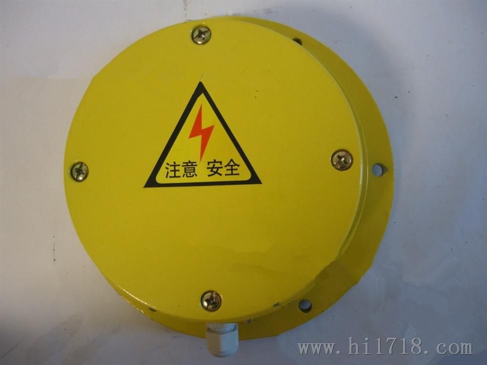 ZGDS-II溜槽堵塞檢測器，溜槽堵塞保護裝置工作原理，溜槽堵塞保護裝置采用門式結(jié)構(gòu)，彈簧復(fù)位，安裝在溜槽側(cè)壁上。當(dāng)物料在溜槽中造成堵塞時堆積的物料必定給溜槽側(cè)壁一個壓力，從而將本裝置的活動門向內(nèi)推移。當(dāng)活動門偏轉(zhuǎn)角度大于受控角度時，其控制開關(guān)動作，從而發(fā)出報警或停機信號。如將其接至振動器控制線路上，可實現(xiàn)輕度堵塞時不停機自動振打功能。堵塞故障排除后，活動門自動復(fù)位。，JYB/LD-B溜槽堵塞保護裝置使用說明，溜槽堵塞保護裝置又名溜槽堵塞開關(guān)，溜槽堵塞檢測器，堵料開關(guān)，麻城圖爾克現(xiàn)貨供應(yīng)皮帶輸送保護裝置，溜槽堵塞開關(guān)，批發(fā)生產(chǎn)，廠家直銷。JYB/LD-B溜槽堵塞保護裝置采用門式結(jié)構(gòu)，彈簧復(fù)位，當(dāng)物料在溜槽中造成堵塞時，堆積的物料給溜槽側(cè)壁一個壓力．從而將本裝置的活動門向外推移，當(dāng)活動門偏轉(zhuǎn)一個角度時，其控制溜槽堵塞開關(guān)動作發(fā)出警告、振打或停機信號。當(dāng)堵塞故障排除后，活動門在彈簧的作用下自動復(fù)位，恢復(fù)原狀態(tài)。溜槽堵塞開關(guān)也可通過地址編碼器發(fā)送狀態(tài)數(shù)據(jù)至遠程控制室。后面設(shè)有檢修門，便于使用中平常維護。，溜槽防堵保護裝置廠家